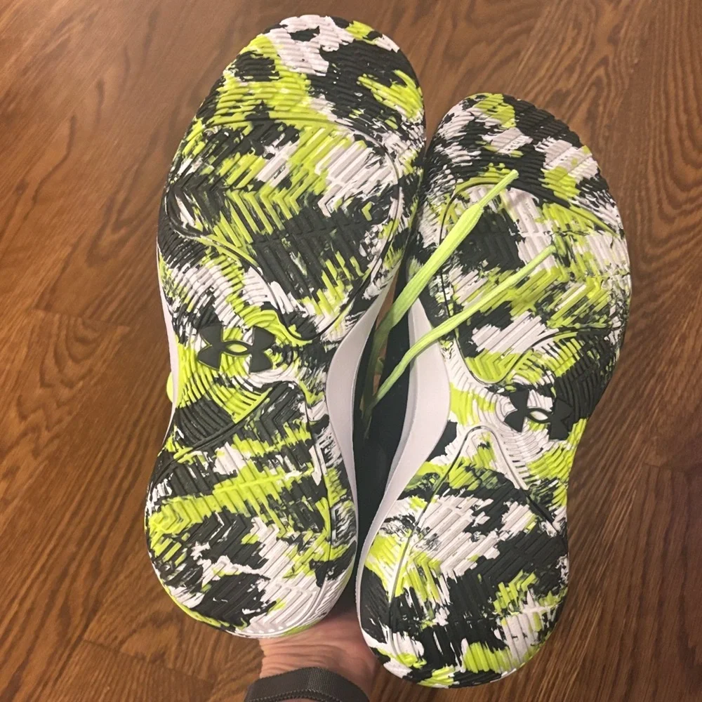 Size 7 (Big Kids) Under Armour Black and Lime Basketball Shoes - Picture 3 of 6